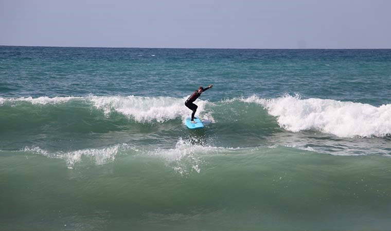 Sörf tutkunları dalgalı denizi fırsat bilip sörf yaptı