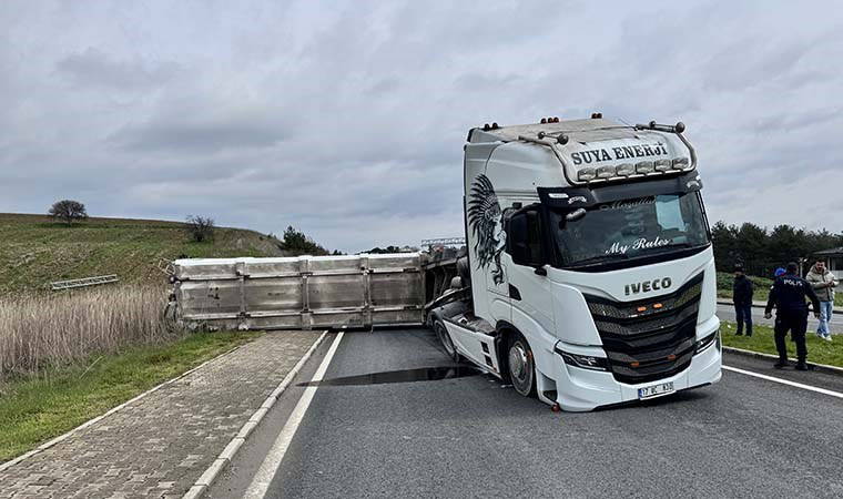 TIR'ın dorsesi bir anda açıldı... PTS'ye çarpıp devrildi