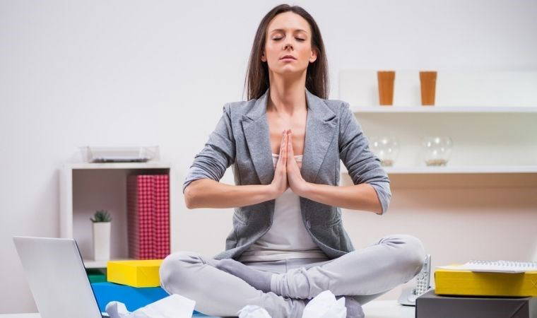 Masa başı çalışırken uygulayabileceğiniz 5 yoga hareketi: Ofisteyken vücudunuzdan toksinleri atıp, sinir sisteminizi rahatlatın...