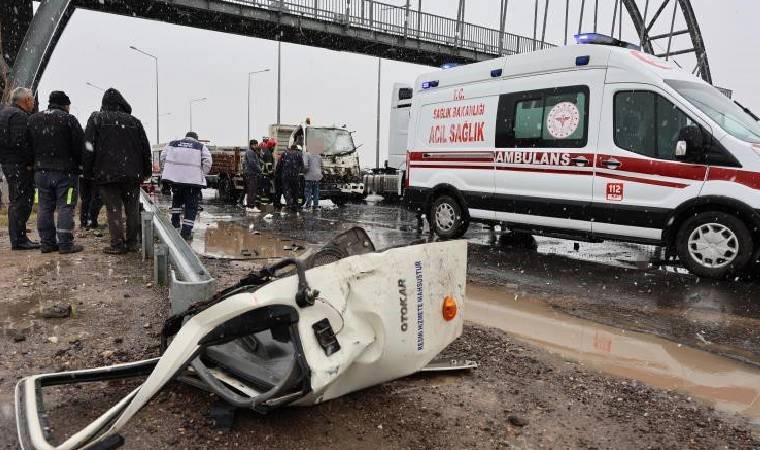 Taşpınar Belediyesi'nin kamyoneti TIR'a çarptı: Yaralılar var!