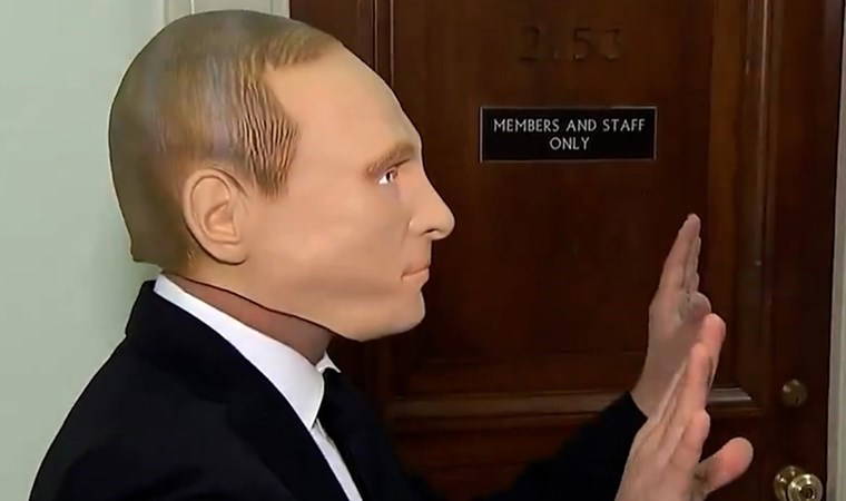 Yolsuzluk soruşturmasına 'Putin' maskesiyle geldi
