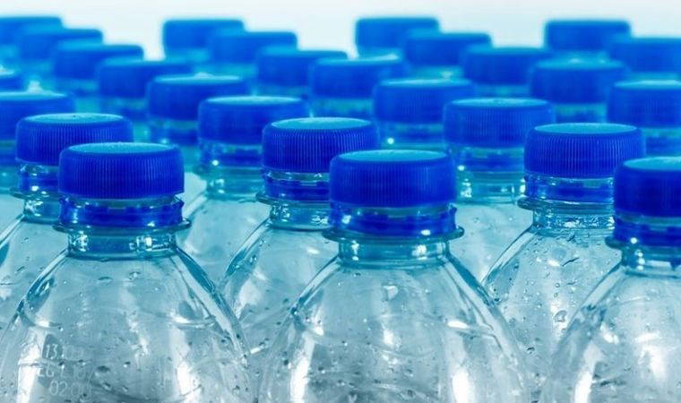Pet şişeden içtiğiniz su gerçek olmayabilir!