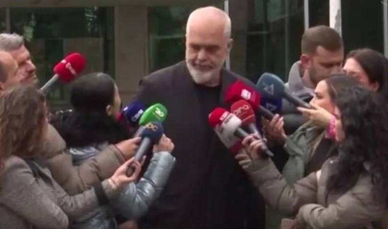 Arnavutluk Başbakanı Edi Rama soru soran gazeteciyi itti: 'Kadın düşmanı'