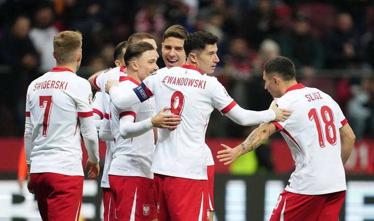 Szymanski attı, Polonya finale kaldı!