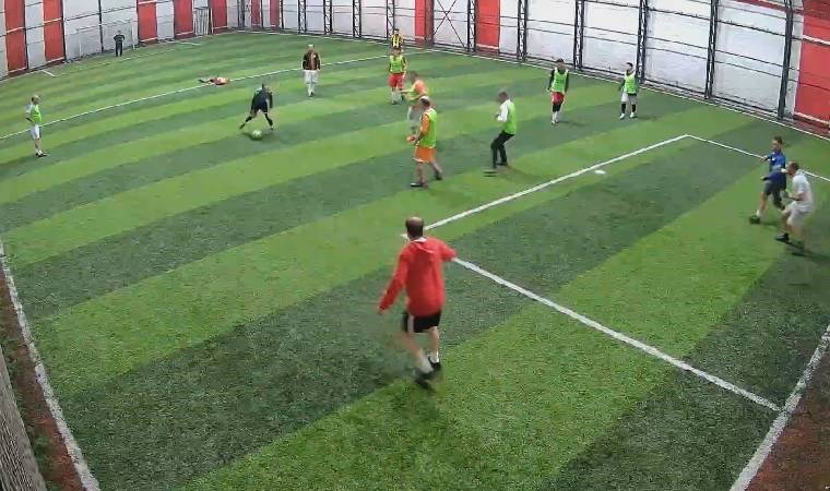 O anlar kameralara yansıdı... Ölüm halı sahada yakaladı!