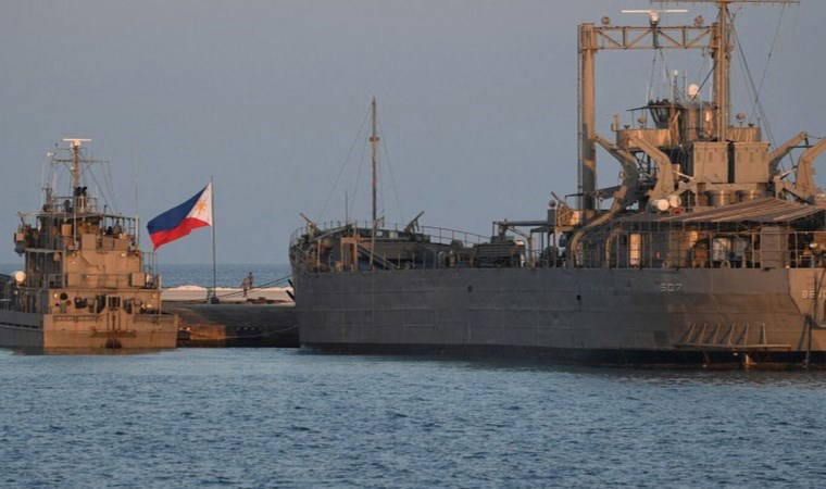 Güney Çin Denizi'nde tansiyon yükseldi: Gemiye tazyikli su sıktı
