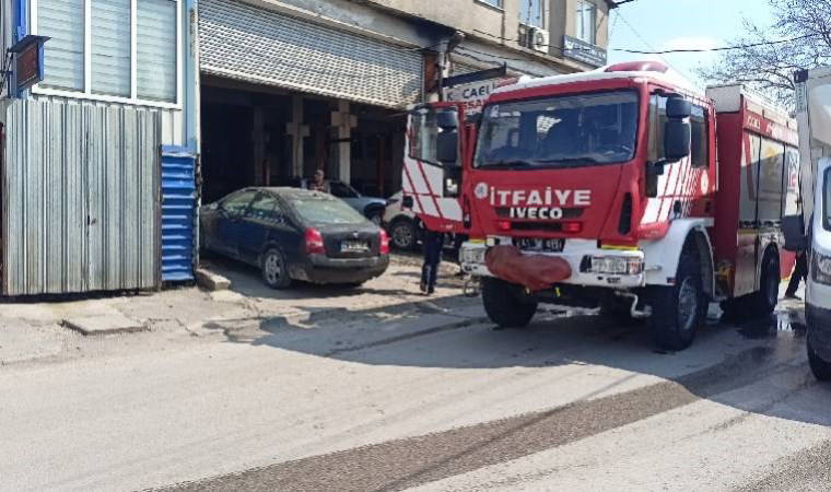 Otomobil firmasının servisinde yangın: Dumandan etkilenen işçiler var!