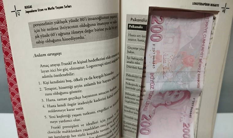 Sahte paralar, kitabın içindeki zuladan çıktı