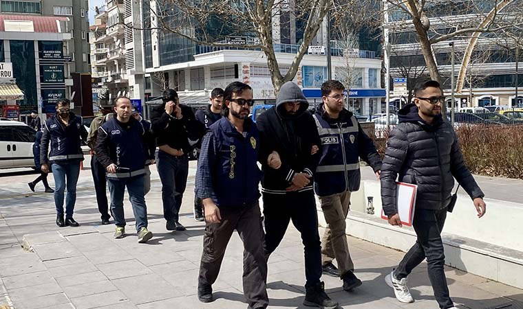 Balıkesir’de 38 düzensiz göçmen ve 1 insan kaçakçısı yakalandı