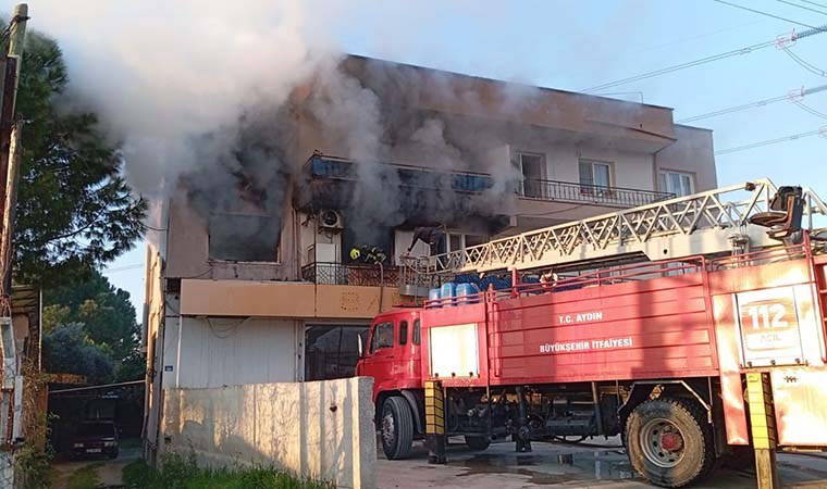 Apartman dumanlara teslim oldu... İki kişi hastaneye kaldırıldı