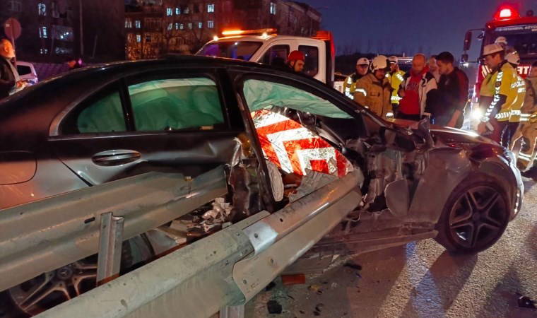 İstanbul-Gaziosmanpaşa TEM Otoyolu'nda bariyerler otomobile saplandı: 1 ölü, 1 yaralı