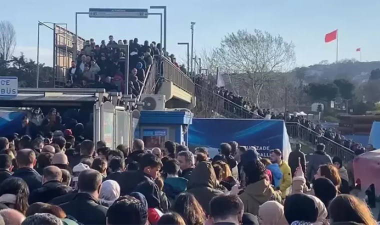Altunizade'de metrobüs arızalandı, duraklarda yoğunluk oluştu