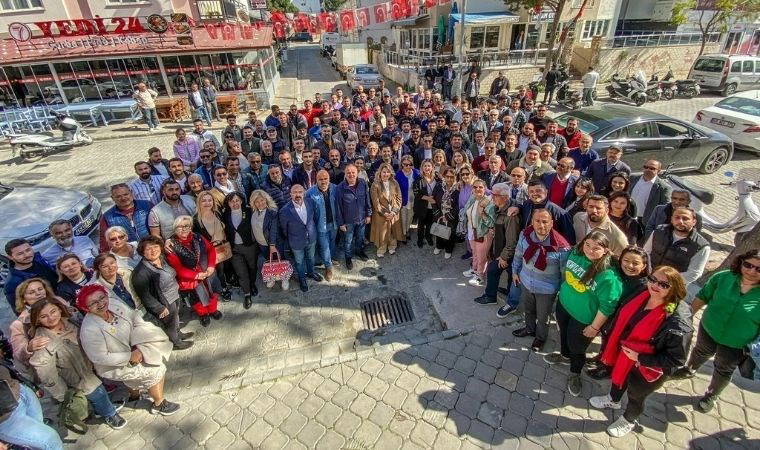 Kuşadası’nda CHP’ye geçenlere rozetleri takıldı