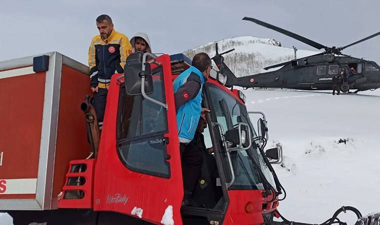 Bingöl’de dağda mahsur kalan 2 avcı, askeri helikopterle kurtarıldı