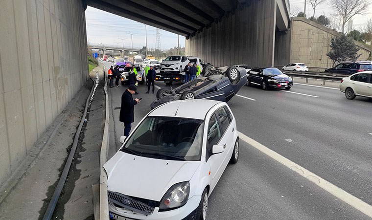 Direksiyon hakimiyetini kaybetti: İki otomobile çarpıp takla attı