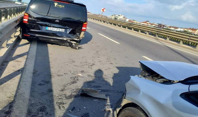 Köprülü kavşakta 3 araçlı zincirleme kaza: 2 yaralı