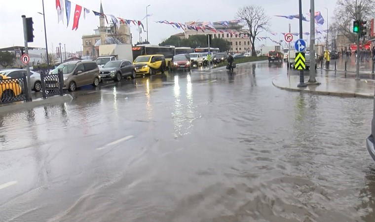 Sağanak etkili oluyor... Eminönü'nde yollar suyla doldu!