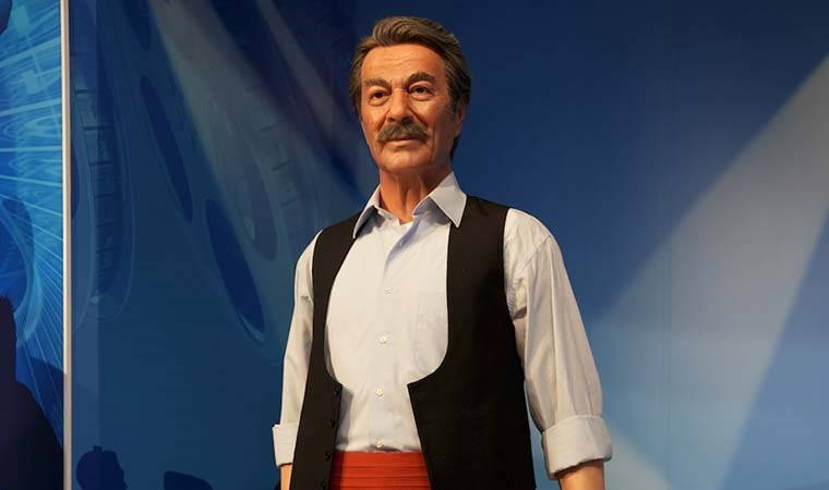 Tedavisi süren Kadir İnanır'ın balmumu heykeli müzede sergilendi