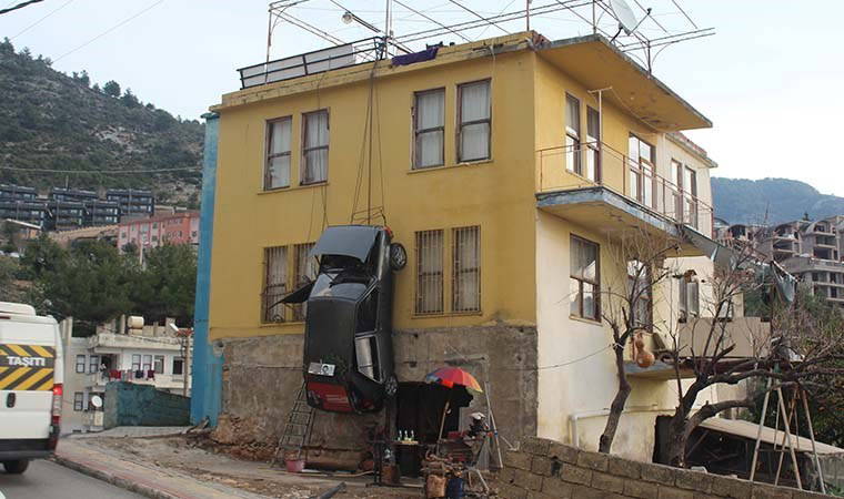 Aracını kaza yaptığı için cezalandırıp binaya astı: 'Beni yoldan çıkardı'