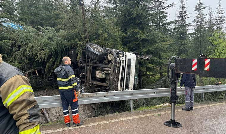 Kocaeli'de devrilen tırın sürücüsü olay yerinde hayatını kaybetti