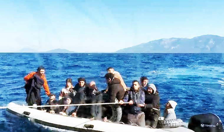 Batmak üzere olan botta kaçak göçmenler kurtarıldı