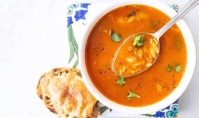 İftar sofralarının sağlıklı lezzeti: Şehriyeli tavuk çorbası tarifi