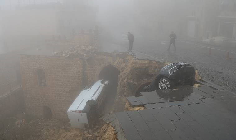 Mardin'de yol çöktü... Araçlar tarihi evin avlusuna düştü!