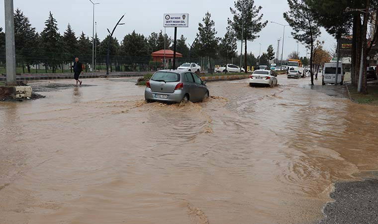 Batman'da sağanak su baskınlarına neden oldu
