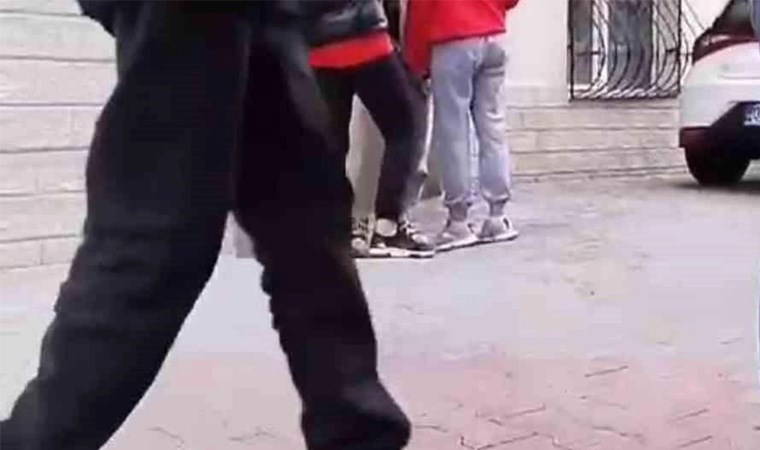 Kız çocuklarının kavgası kamerada