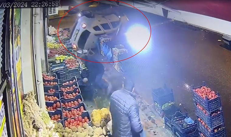 Hafif ticari aracın çarptığı otomobil manav tezgahına girdi! Saniyelerle kurtuldu...