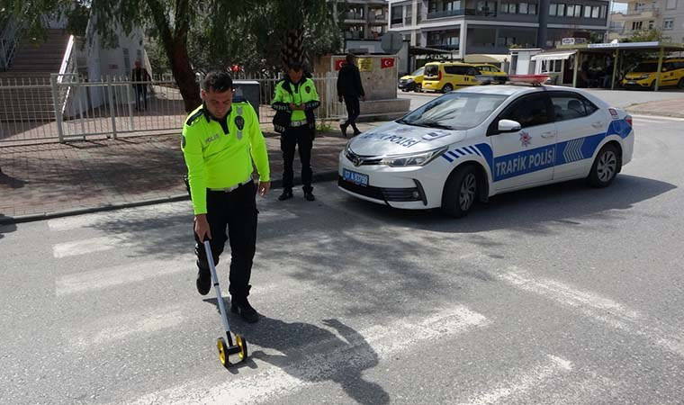 Yaya geçidine aldırış etmeyen sürücü çocuğa çarptı