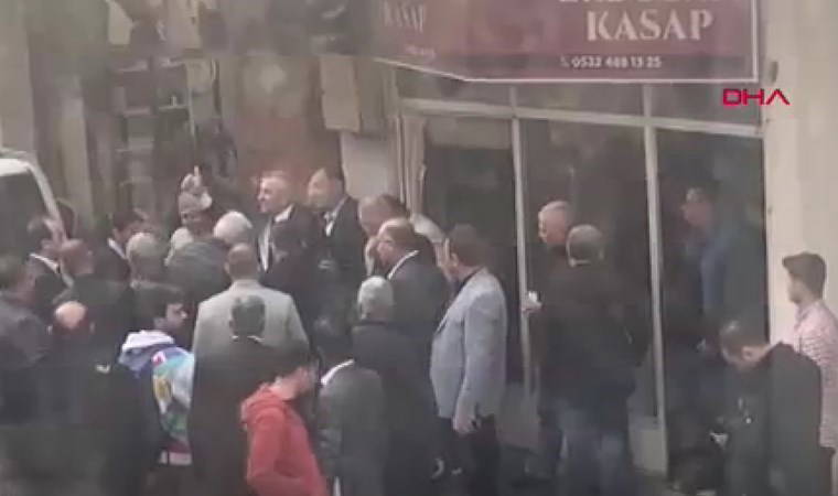 O anlar kamerada... Belediye başkanı yurttaşı tartaklayıp yumrukladı!