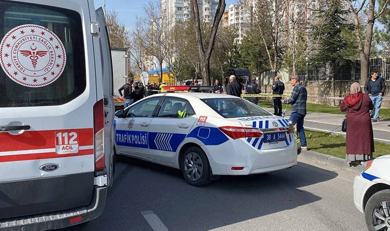 Otomobille çarpışan motosiklet yayalara çarptı: 1 ölü, 3 yaralı