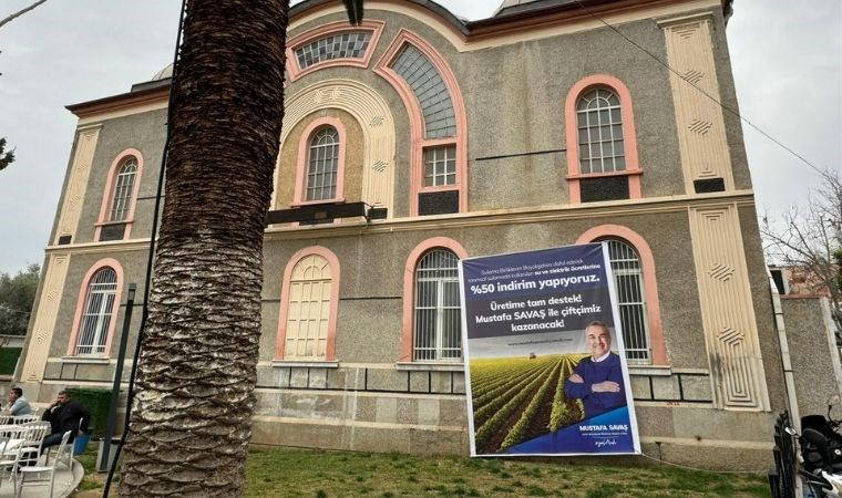 AKP adayı 100 yıllık caminin duvarına afiş astı