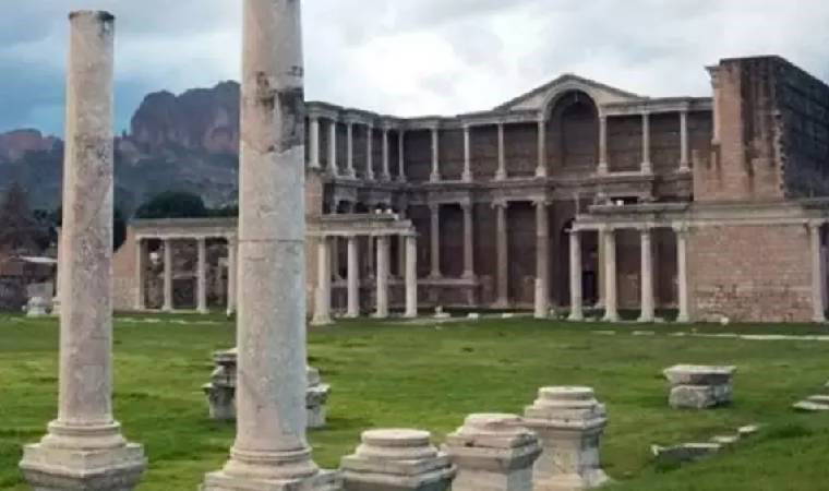 Antik kentte dedektörle arama yaparken yakalandı!