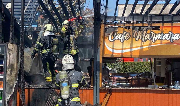 Mutfakta çıkan yangın kafeyi kül etti