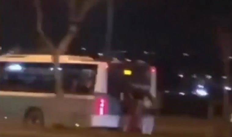Halk otobüsünün arkasında asılıp yolculuk yaptılar