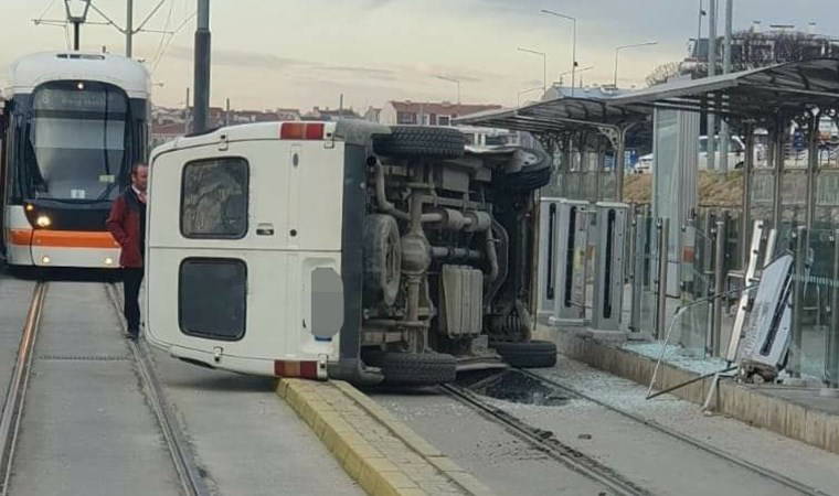 Minibüs tramvay yoluna devrildi... Seferler aksadı!