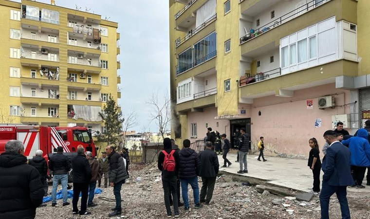 Diyarbakır’da ev yangını: İtfaiye eri yaralandı