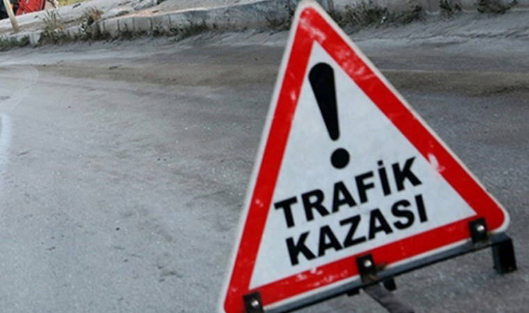 Isparta'da reklam panosuna çarpan otomobildeki 1 kişi öldü, 3 kişi yaralandı
