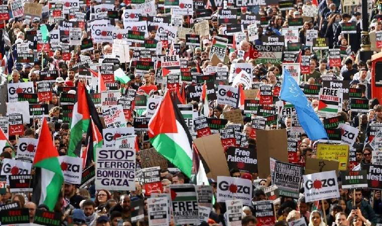 İngiltere'de yüzbinlerce kişi Gazze'de ateşkes için  11'inci kez yürüdü