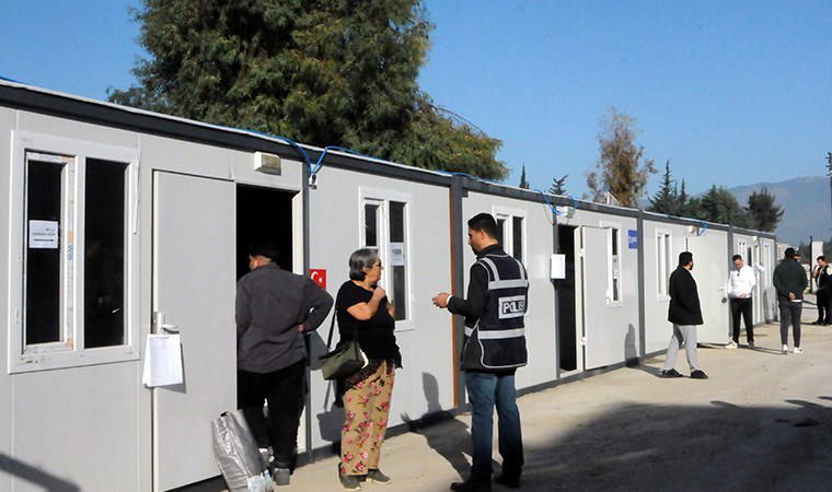 Hatay'da seçmenler sandık başında: Bazıları konteynerlerde oy kullandı