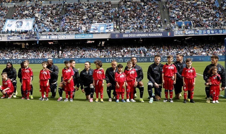 Maçtan önce diz çöktüler: Napoli'den ırkçılığa protesto!