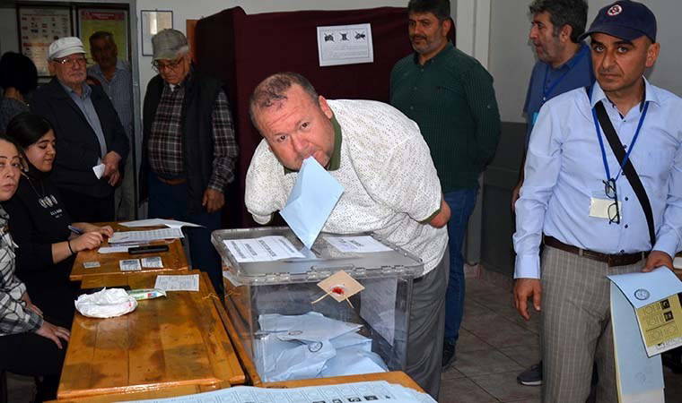 Kolları olmayan seçmen oyunu kullandı: Zarfı ağzıyla sandığa attı