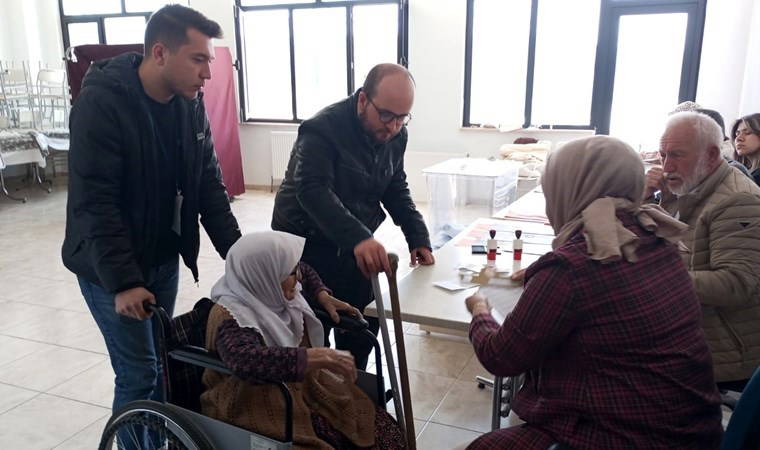 Sedye ve tekerlekli sandalyeyle getirildikleri okulda oy kullandılar