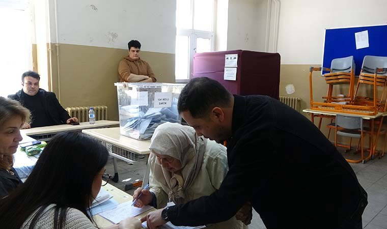 93 yaşındaki kadın oğlunun yardımıyla oyunu kullandı