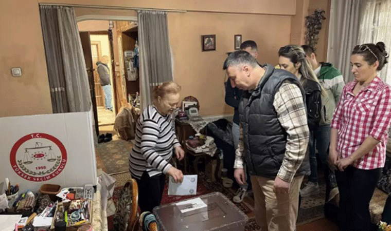 90 yaşındaki emekli öğretmen oyunu evinde kullandı