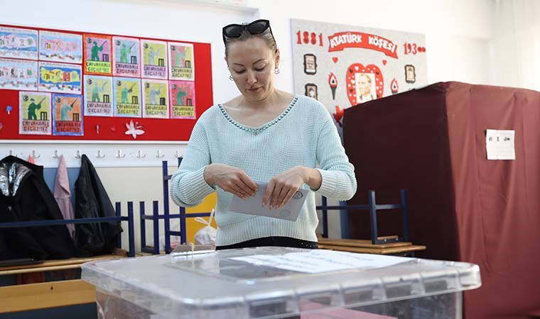 Antalya'da yerleşik yabancılar oylarını kullandı: 'Hakkımızı kullandığımız için mutluyuz'