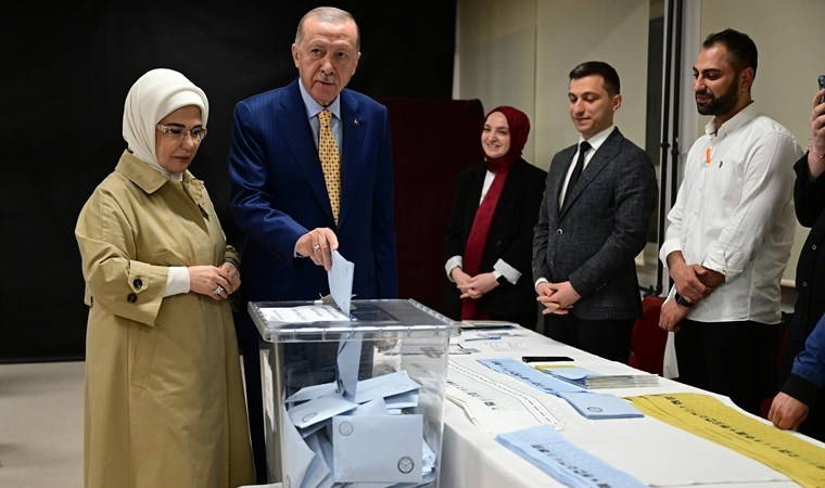 AKP’li Cumhurbaşkanı Erdoğan İstanbul'da oy kullandı: 'İki seçim bizi yordu'