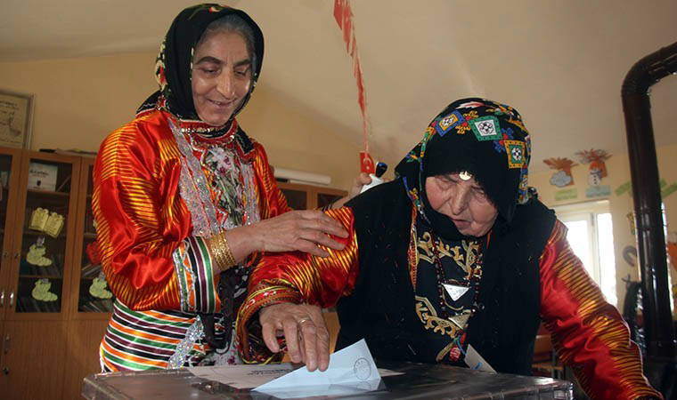 Sivas'ta kadınlar sandık başına yöresel kıyafetleriyle gitti